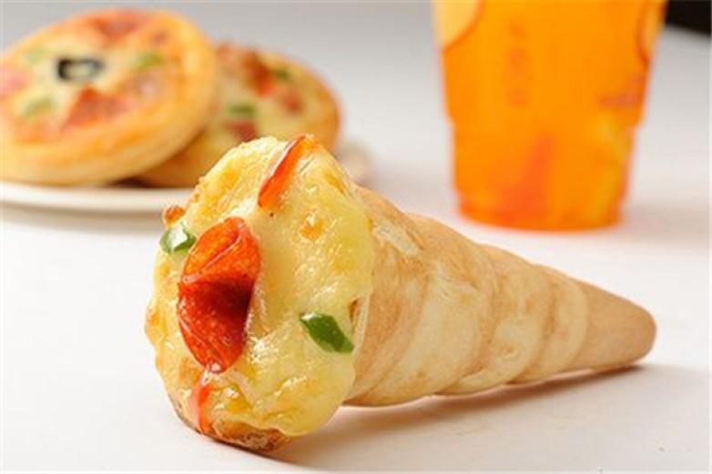 那波勒手握披萨